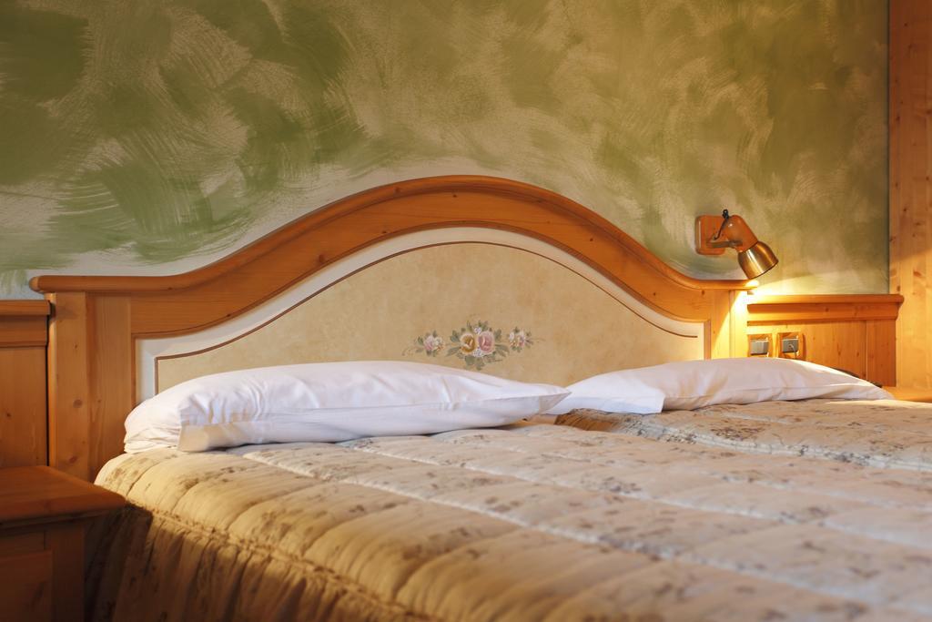 Hotel Aurora Cimego Bagian luar foto